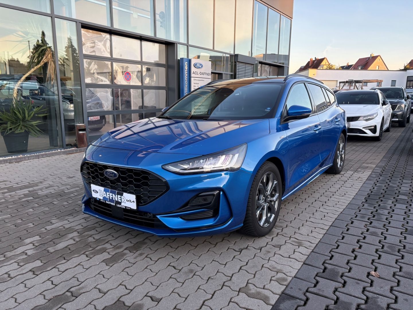 Fahrzeugabbildung Ford Focus Turnier ST-Line X MHEV AHK Kamera Navi LED