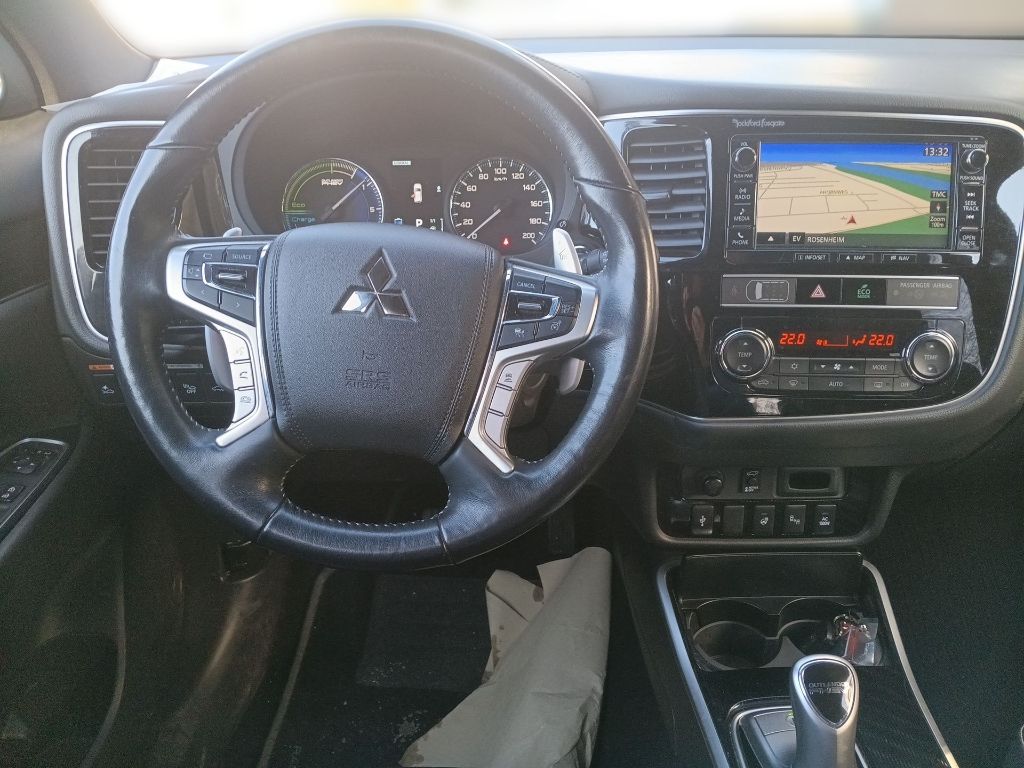 Fahrzeugabbildung Mitsubishi Outlander PHEV 2.4 TOP 4WD Navi Leder SD ACC