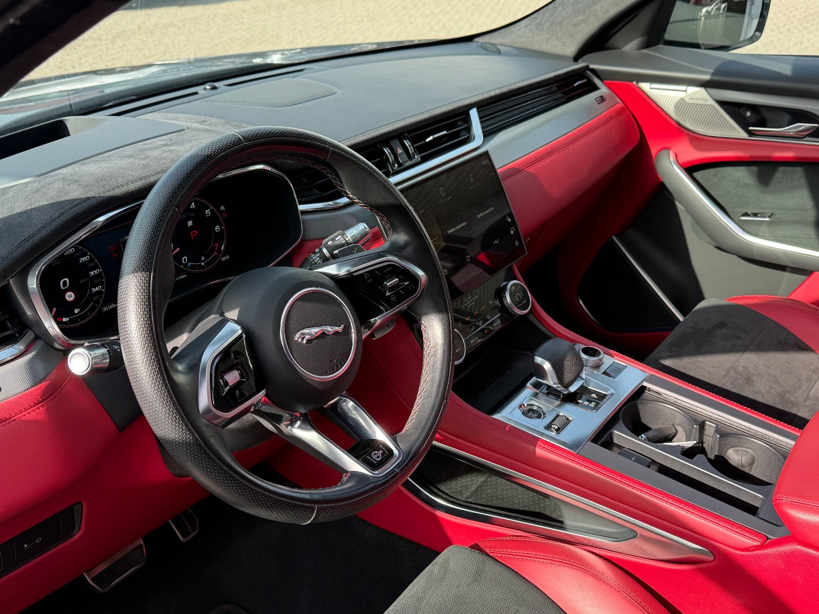 Fahrzeugabbildung Jaguar F-PACE SVR /PANO/MERIDIAN/HUD/360°KAM/MEMORY