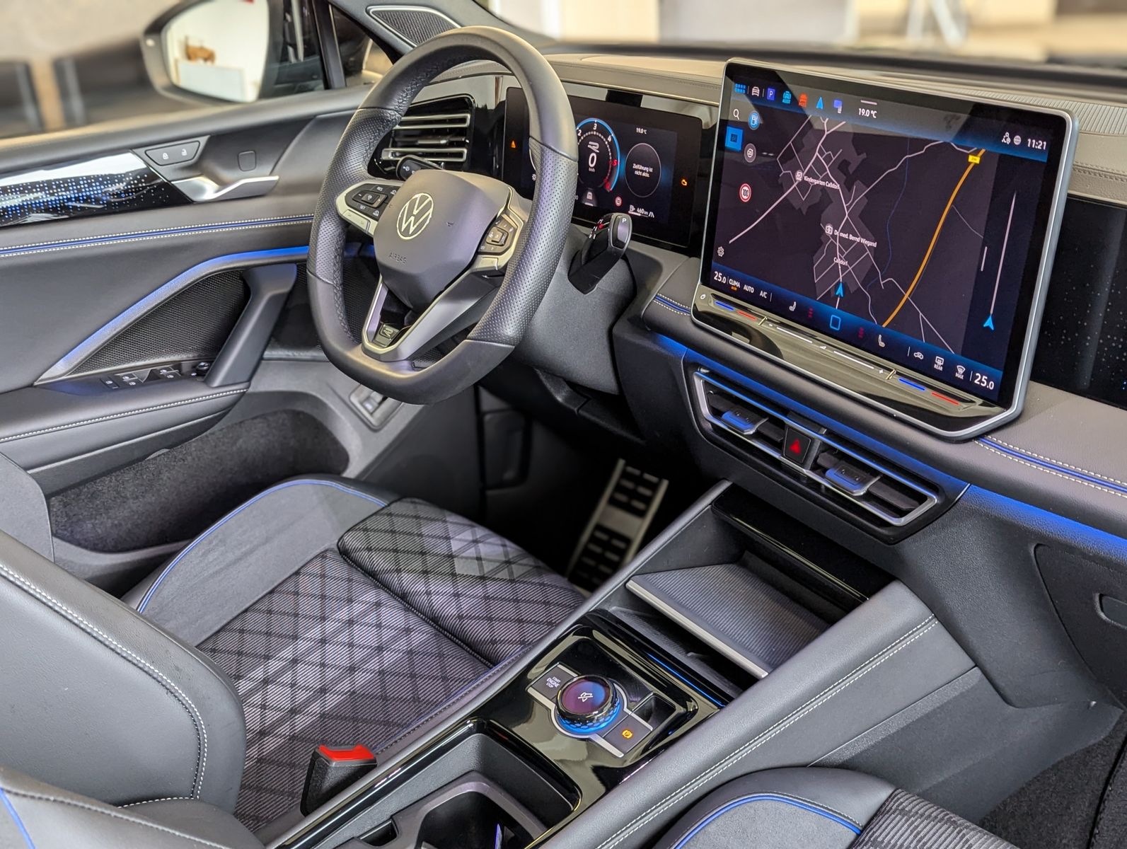 VW Tiguan 2.0TDI R-Line 4M Pano Black AHK Matrix 20 - Image 11