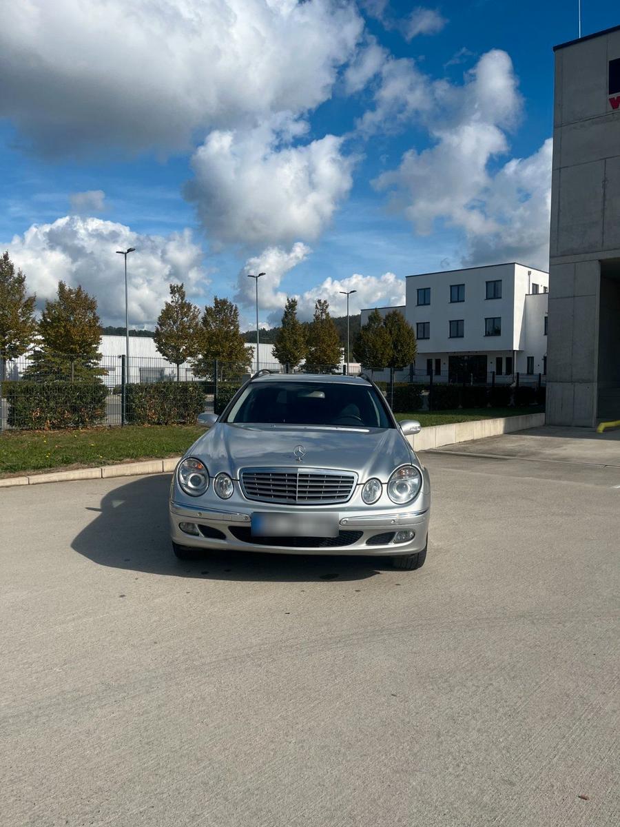 Mercedes-Benz E270 2004 — rear view