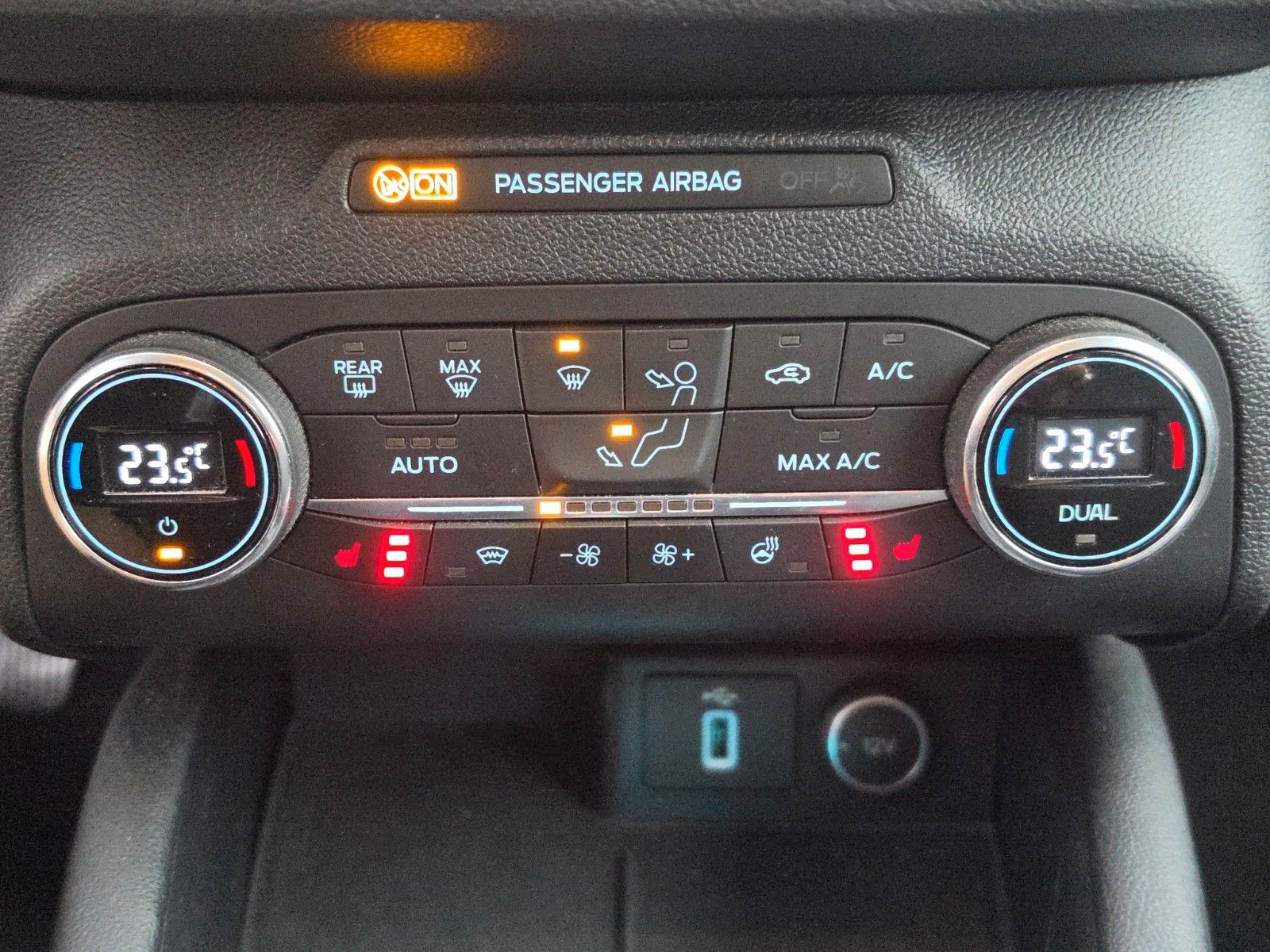 Fahrzeugabbildung Ford Focus Turnier Titanium Navi Kamera