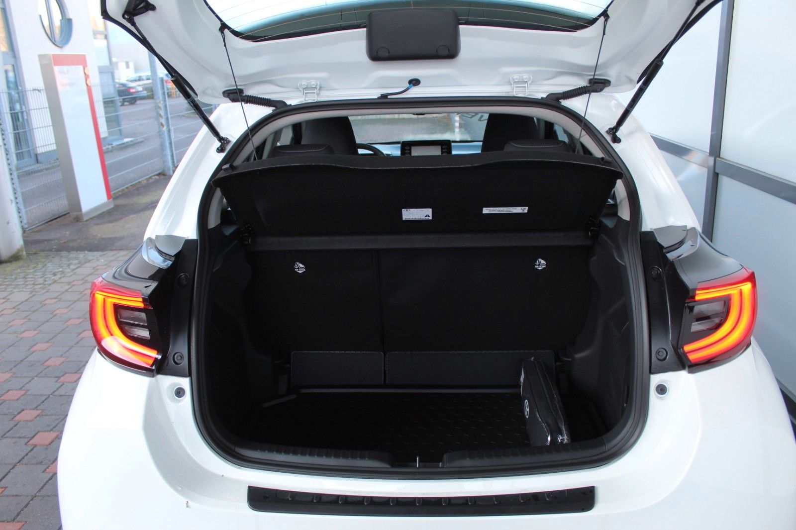 Fahrzeugabbildung Toyota Yaris Hybrid 1.5 Team D + Comfort-Paket