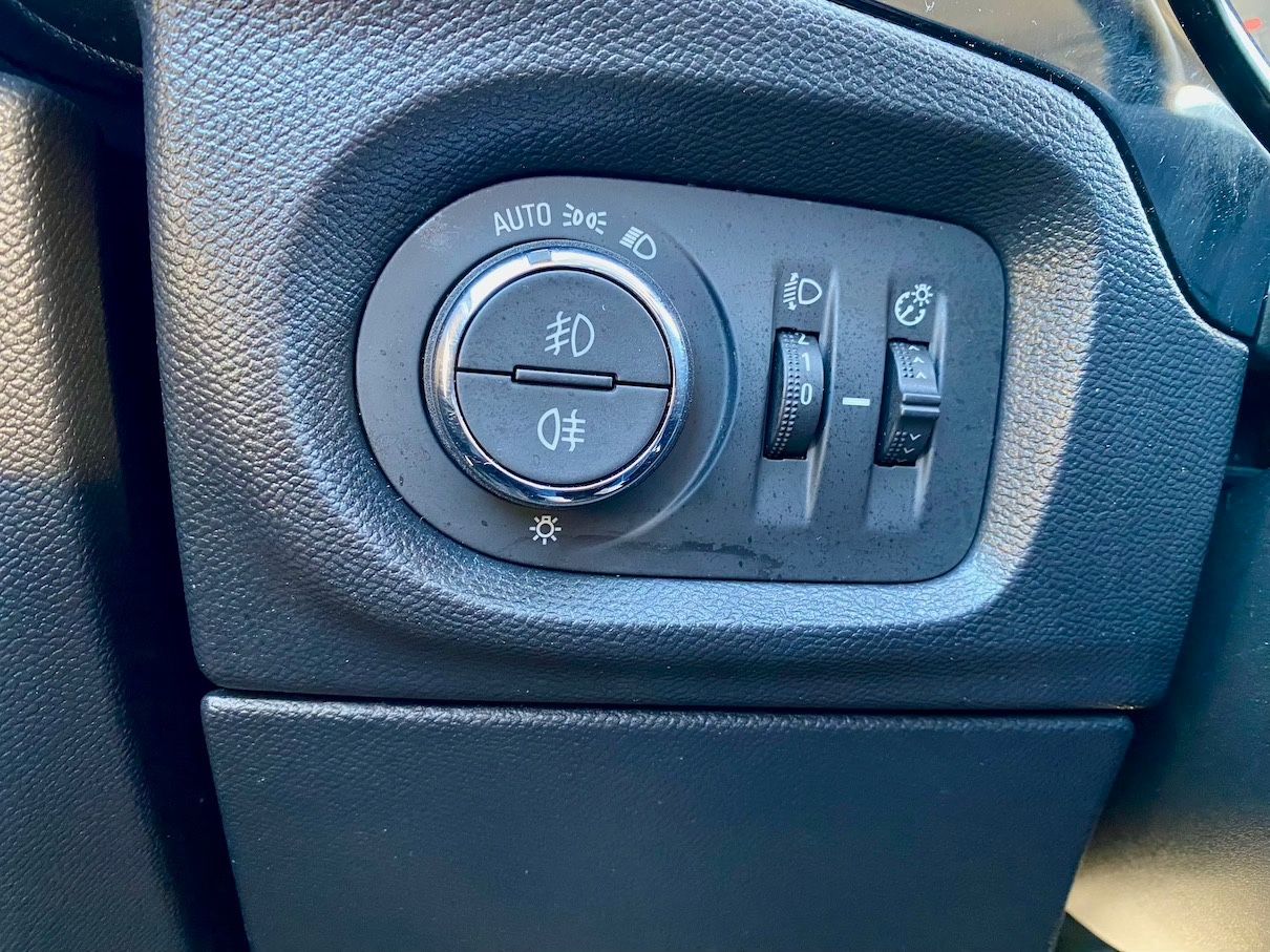 Fahrzeugabbildung Opel Corsa 1.2 Edition KLIMA SHZ GZJR NAVI CARPLAY