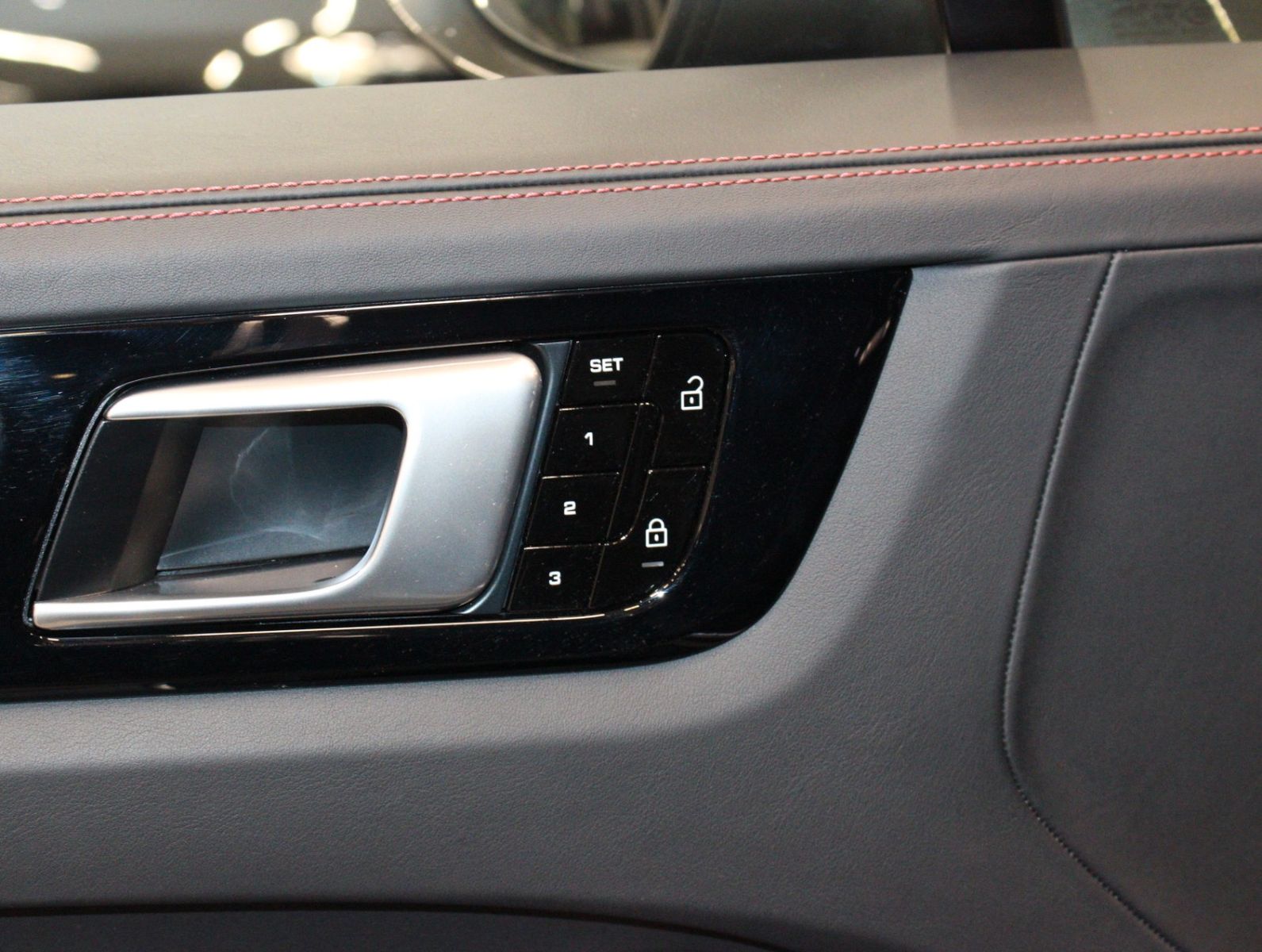 Fahrzeugabbildung Porsche Cayenne Turbo Sport Chrono*Sport Design*VOLL