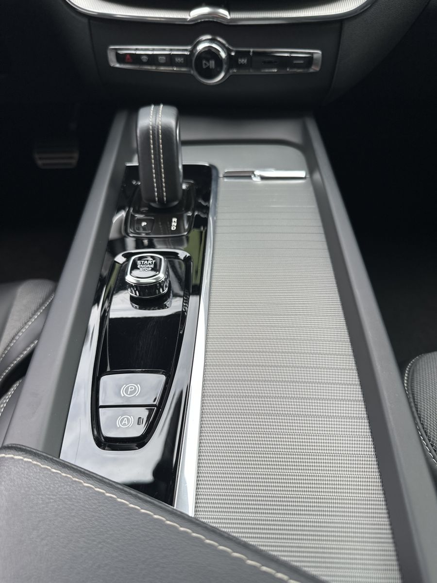 Fahrzeugabbildung Volvo XC60 T6 Hybrid AWD R-Design NAV+LED+AHK+PANO+ACC
