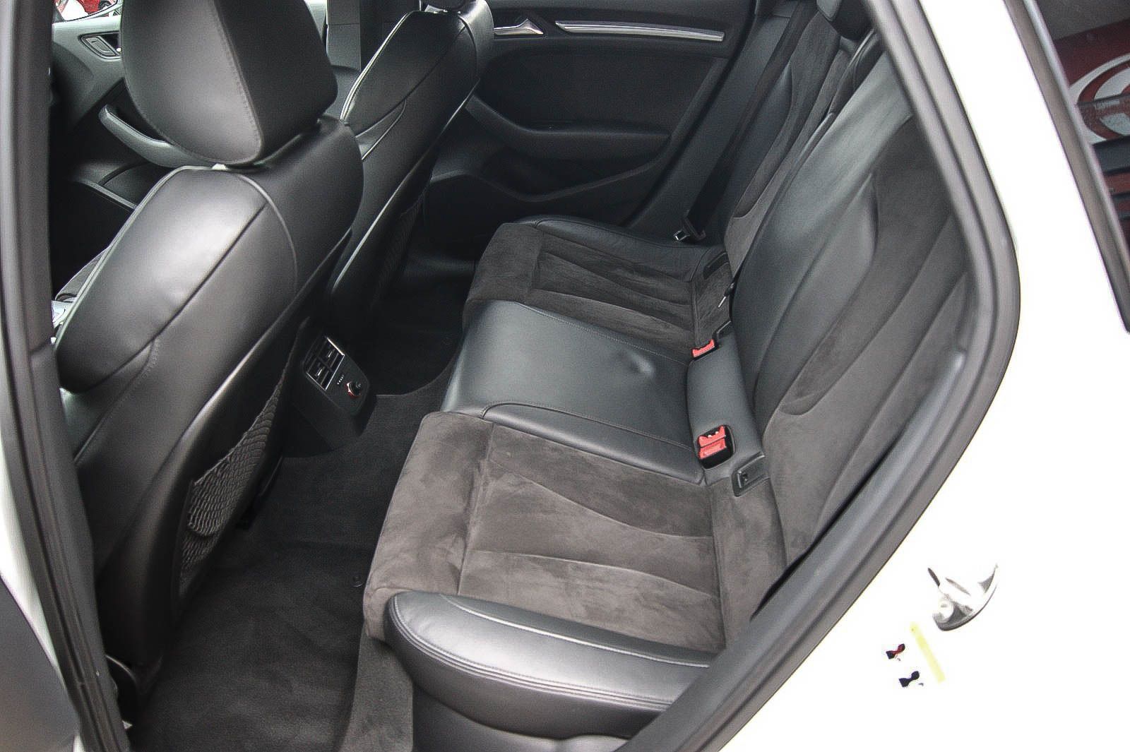 Fahrzeugabbildung Audi A3 Limousine 1.4 TFSI S-LINE NAVIGATION XENON 18