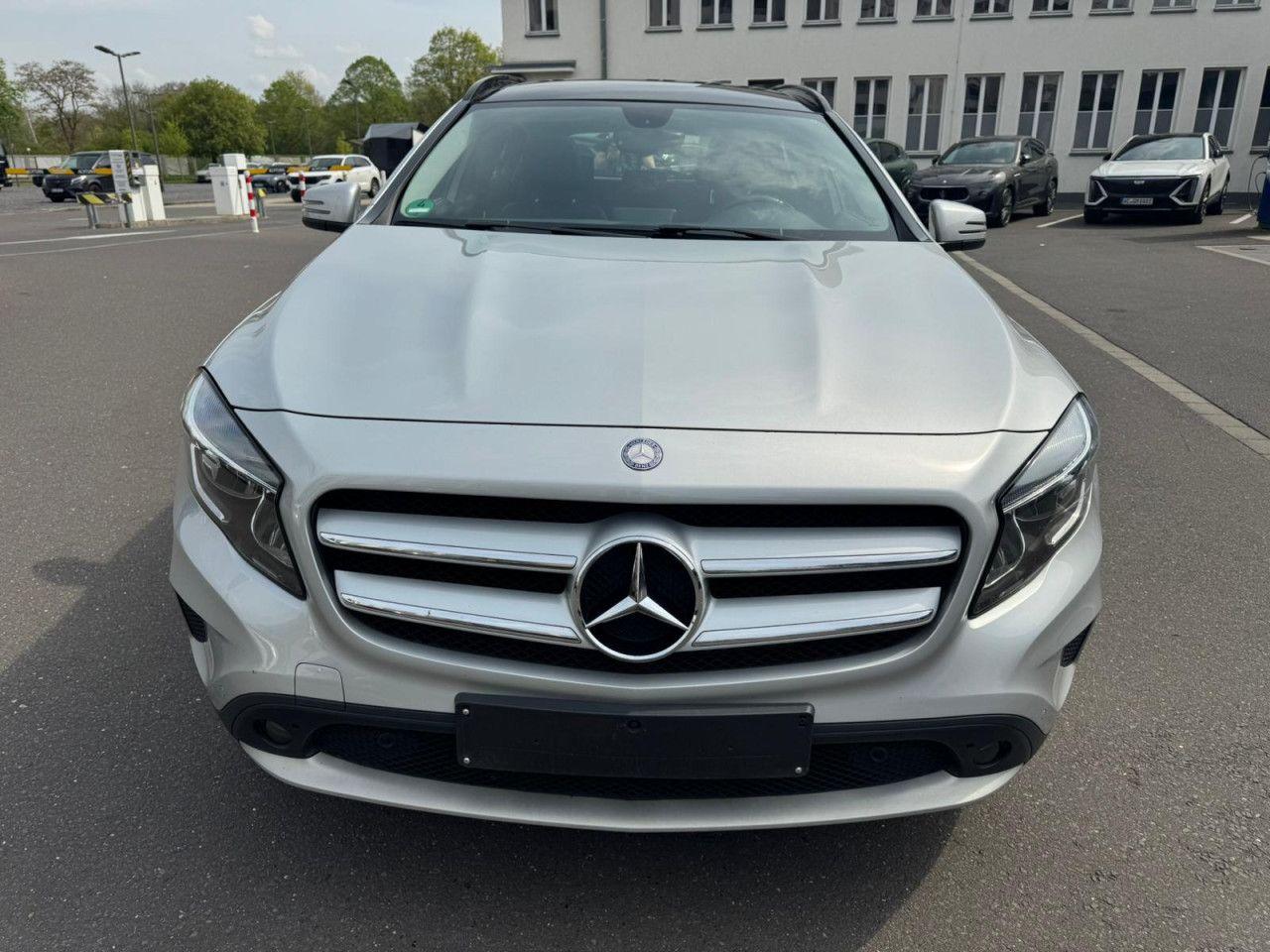 Mercedes-Benz GLA 180 d 7G-DCT Style Pano+Shz+Temp+Kam+Navi