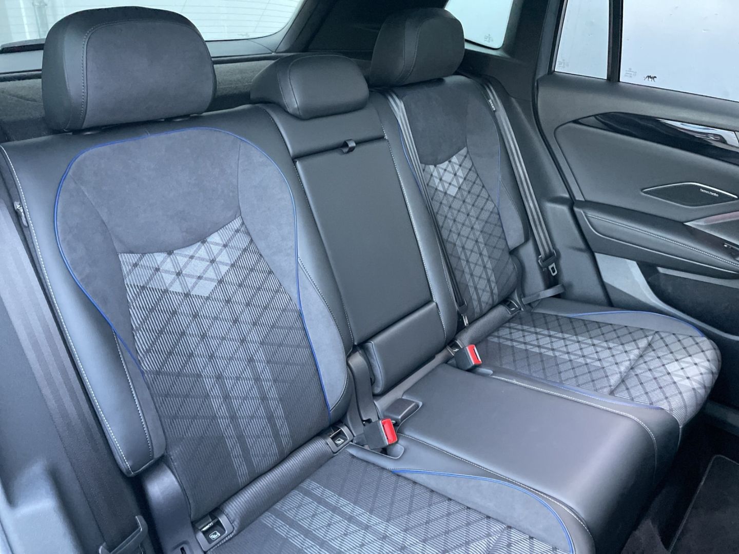 Tiguan 2.0 TDI 4M R-Line Standhzg/AHK/HUD/360°Ka