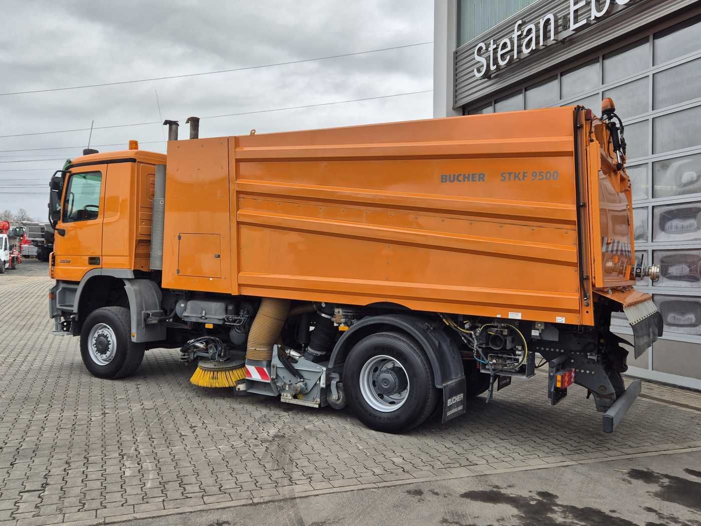 Fahrzeugabbildung Mercedes-Benz Actros 2032 A 4x4 Bucher STKF 9500 Airport 30x
