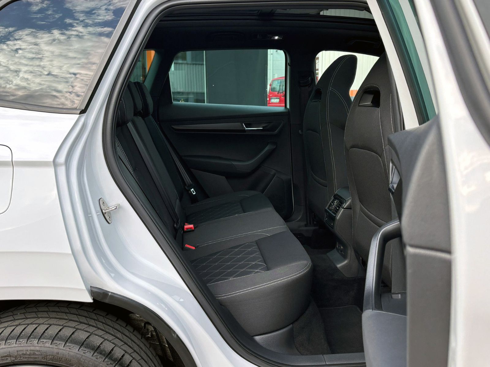 Fahrzeugabbildung SKODA Karoq 1.5TSI DSG SPORTLINE ACC 360° PANO AHK LED