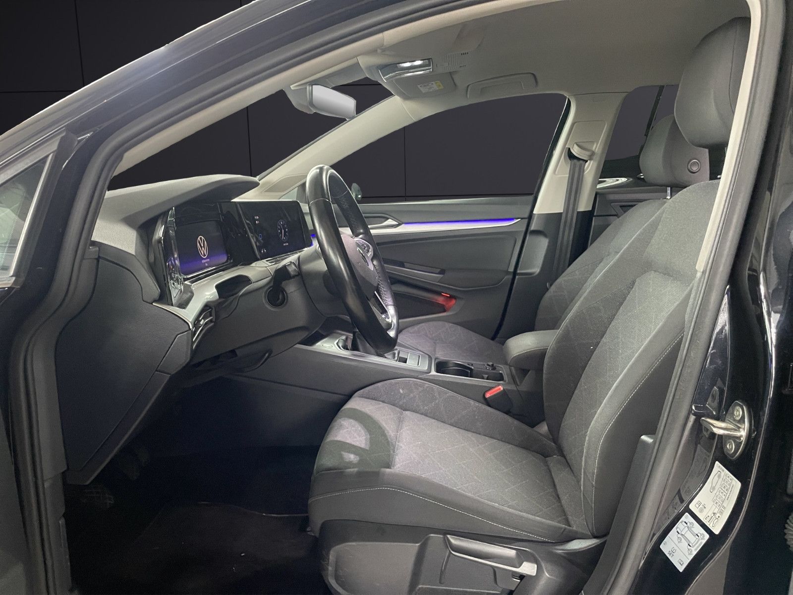 Fahrzeugabbildung Volkswagen Golf VIII*Standheizung*Kamera*Navi*ACC*SitzHZ*