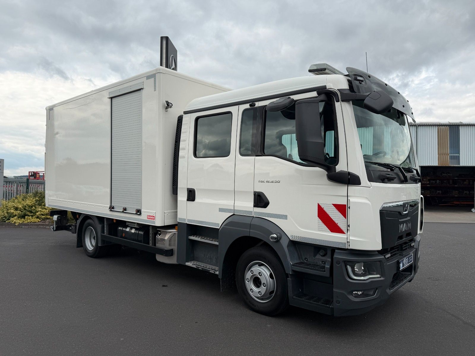 Fahrzeugabbildung MAN TGL 12.250 4x2 BB DoKa LBW 6 Sitze 2 AHK 2 Rollo