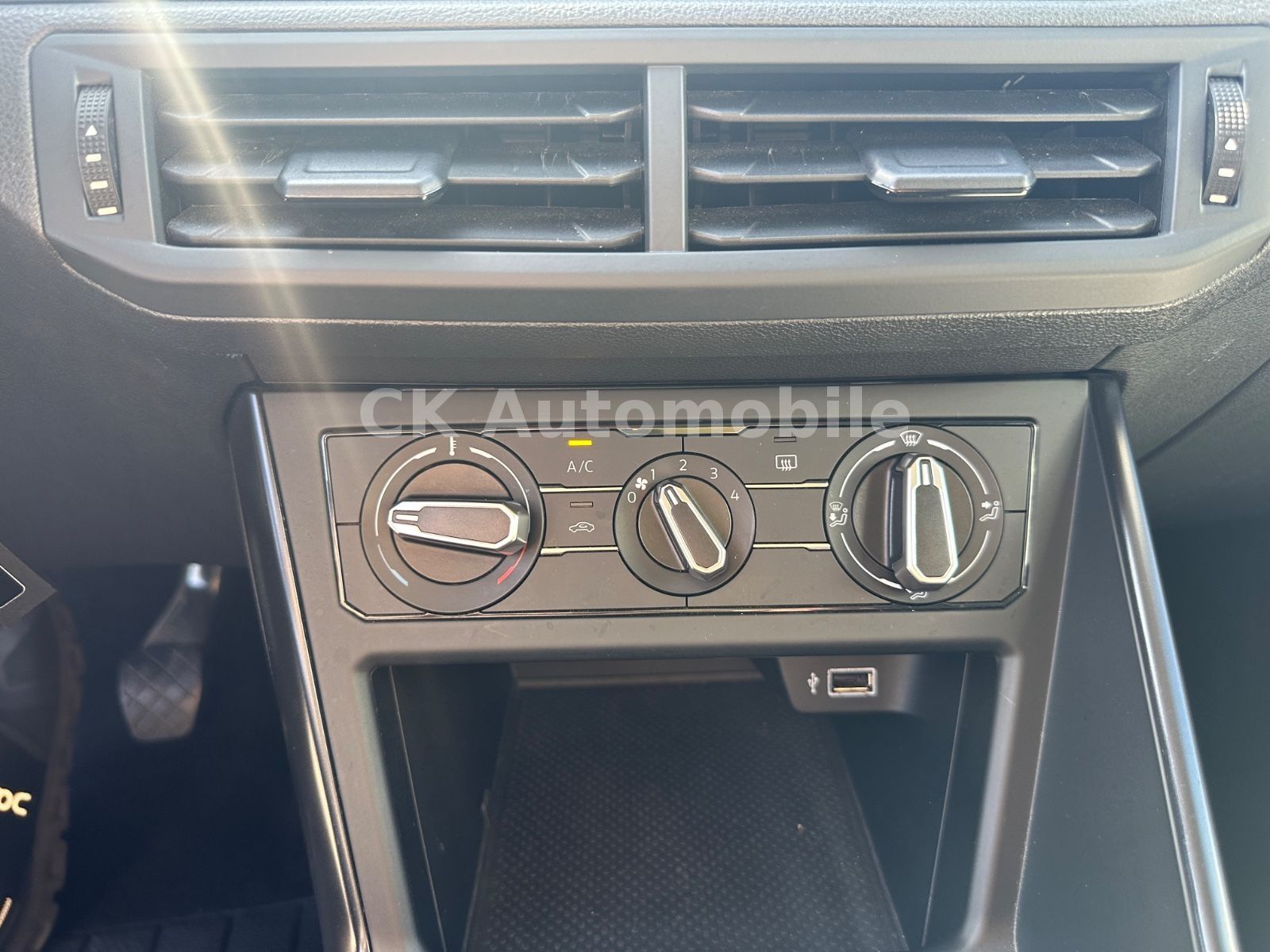 Fahrzeugabbildung Volkswagen Polo VI Trendline 1.0 BMT/Klima/Navi/PDC