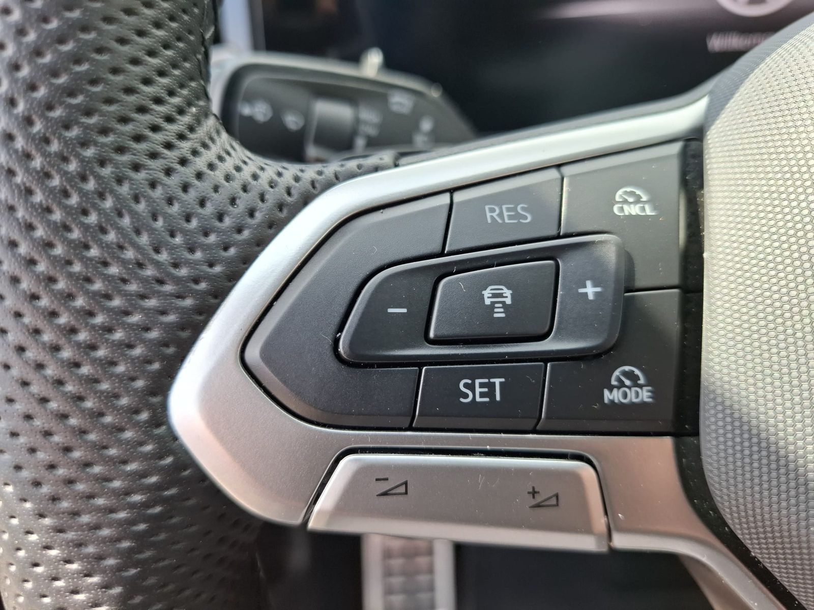 Fahrzeugabbildung Volkswagen Tiguan 2.0 TDI 4M R-Line BLACK*PAN*HK*AHK*MATRIX