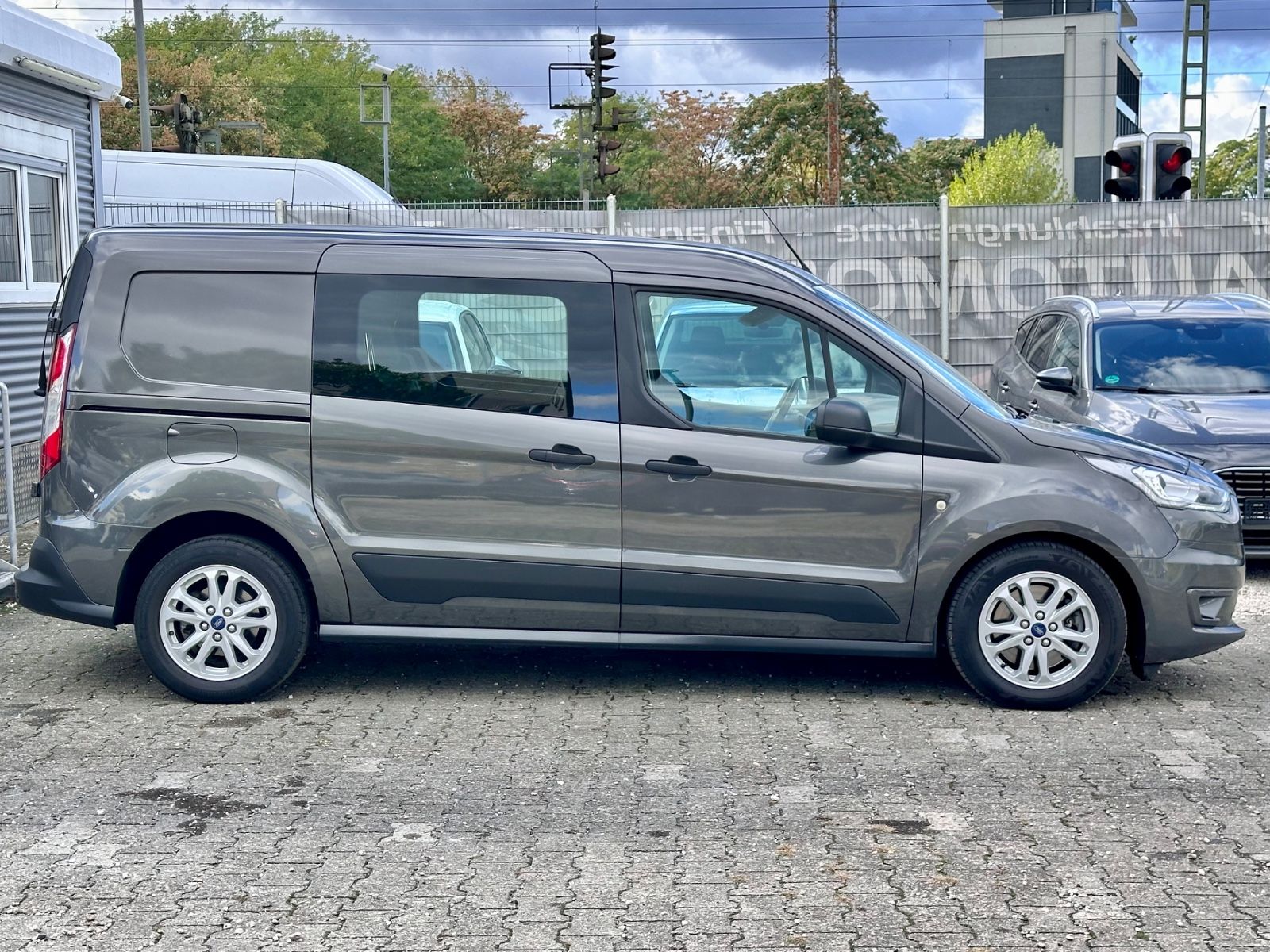 Fahrzeugabbildung Ford TRANSIT CONNECT HALBKASTEN LANG TREND*AUTOM.*