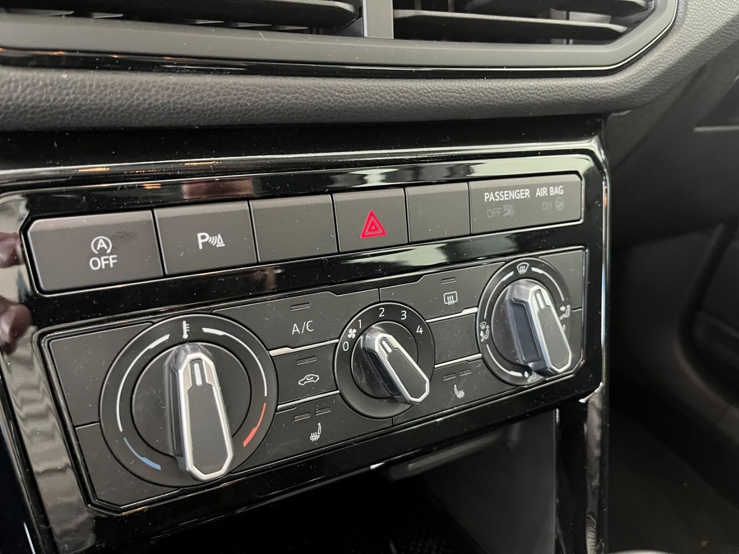 Fahrzeugabbildung Volkswagen T-Cross Life 1.0 TSI Digitales Cockpit LED ACC A