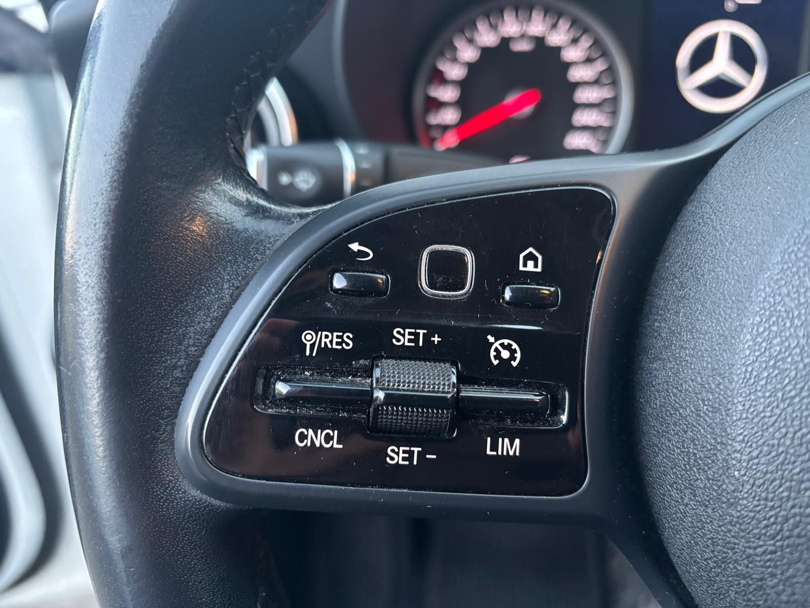 Fahrzeugabbildung Mercedes-Benz C 180 d Limo 9G-TR. Avantgarde Night-APPS-PDC-