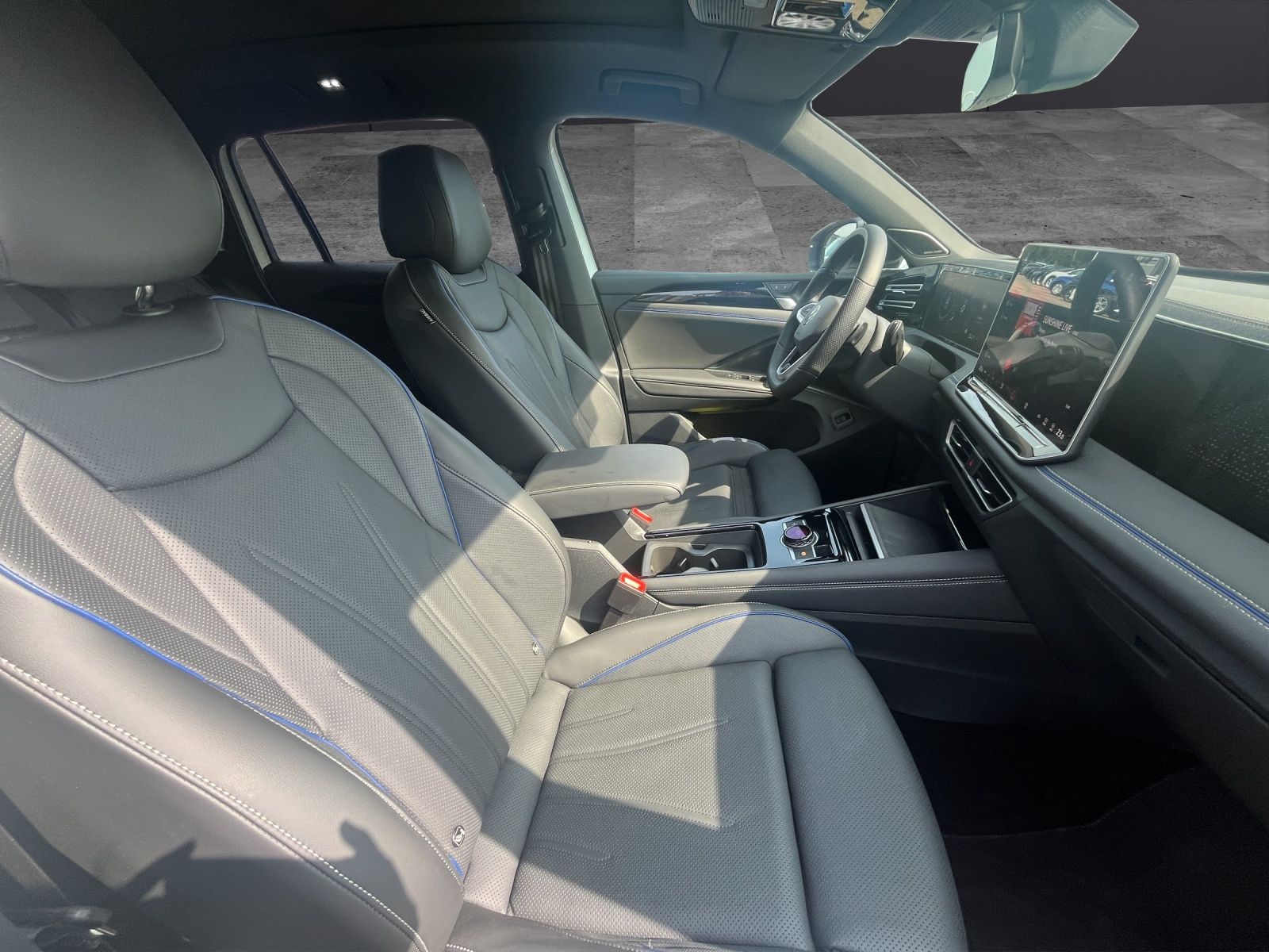 Fahrzeugabbildung Volkswagen Tiguan TDI R-Line 4M DSG MATRIX AHK PANO 20" NAV