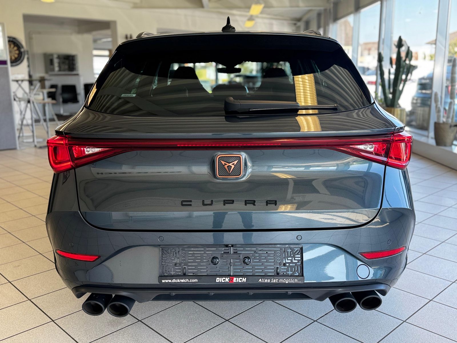 Fahrzeugabbildung CUPRA Leon 2.0 TSI VZ 4Drive Vision+ Matrix Pano ACC