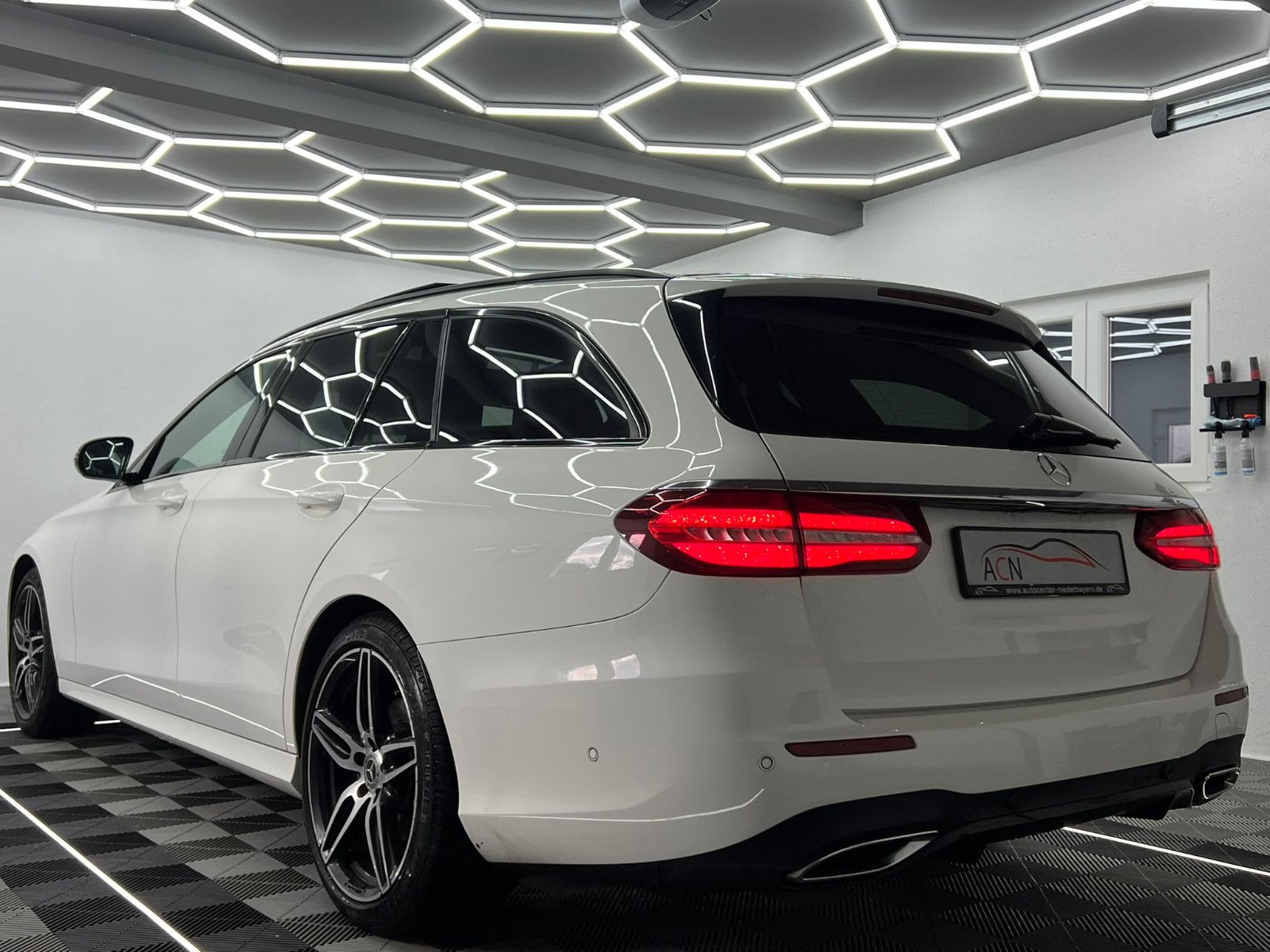 Fahrzeugabbildung Mercedes-Benz E 220 d AMG-LINE/PANO/BURMESTER/DISTRONIC PLUS