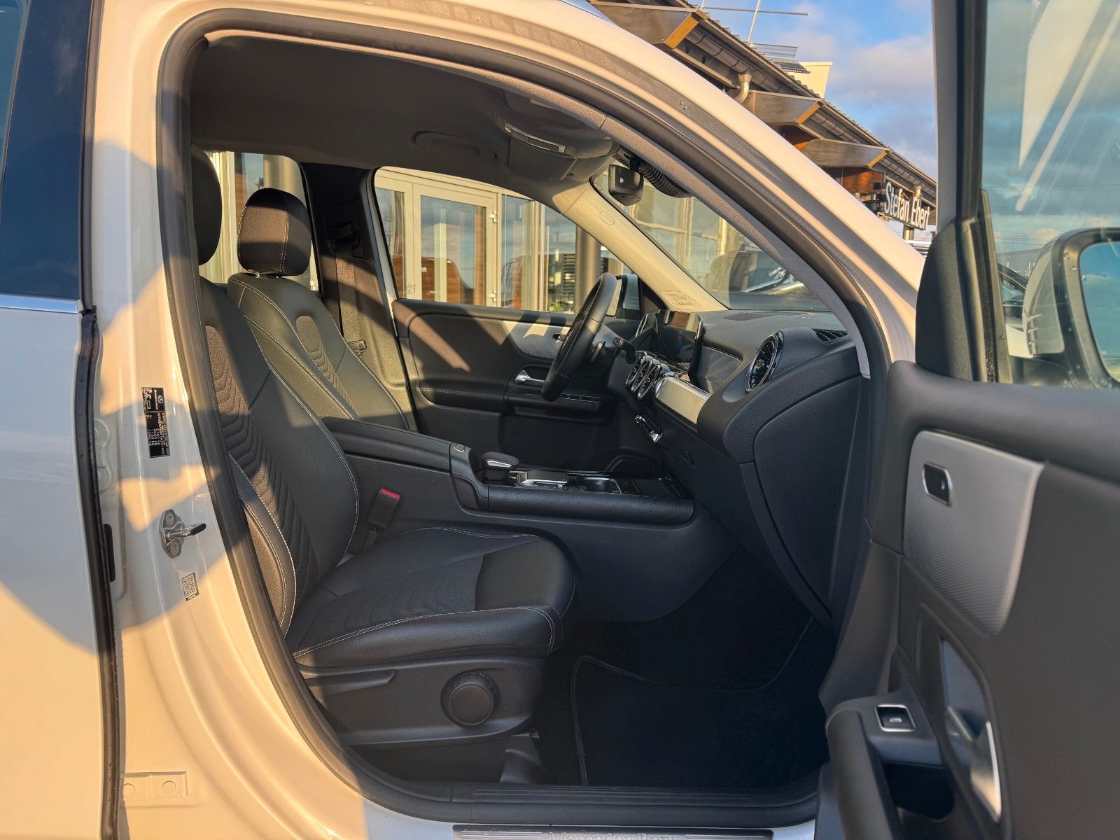 Fahrzeugabbildung Mercedes-Benz GLB 200 4M Style+StandH+Distr+RKamera+Augment