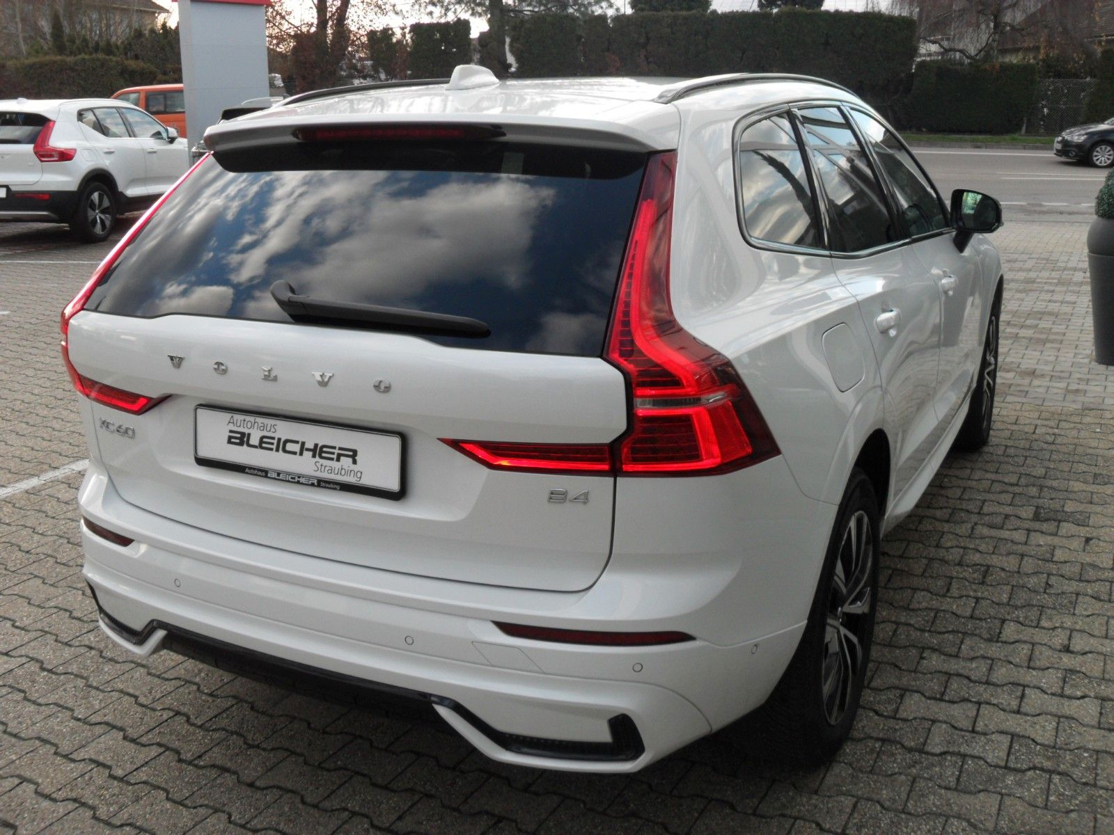 Fahrzeugabbildung Volvo XC 60 B4 Plus Dark 2WD