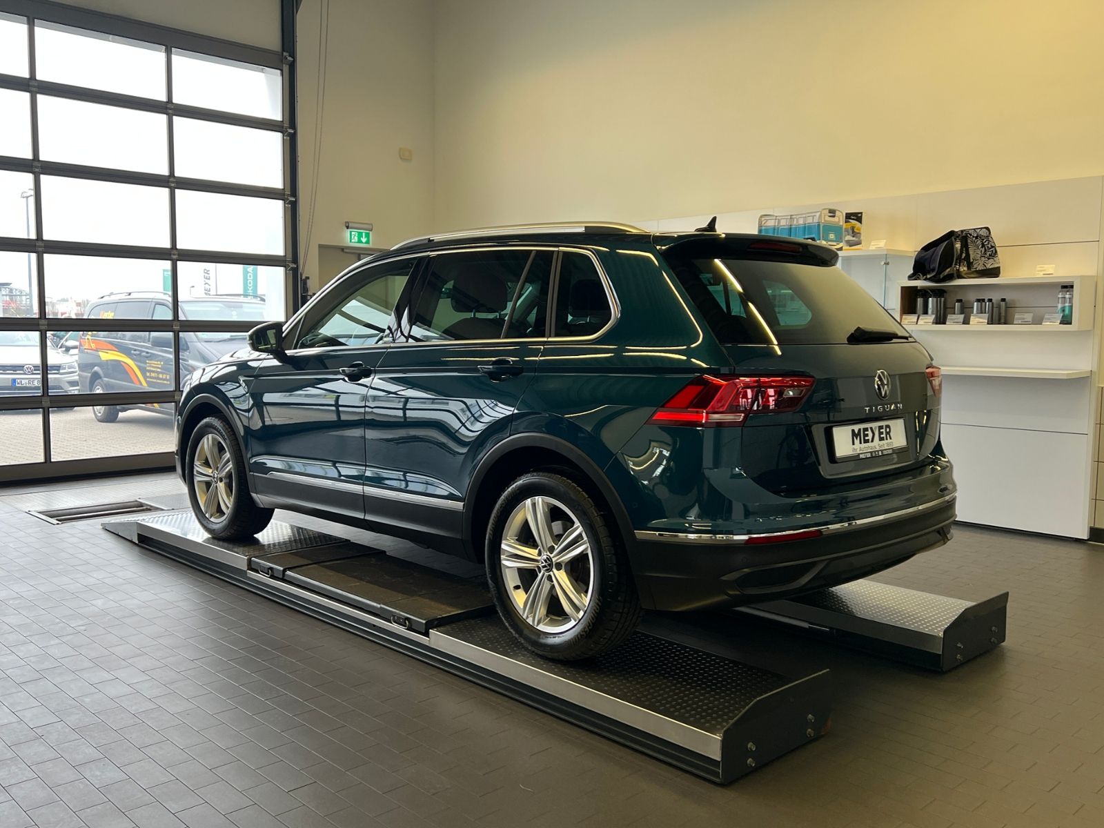 Fahrzeugabbildung Volkswagen Tiguan MOVE 1.5 TSI DSG *AHK, LED, Navi, 18"-LM*