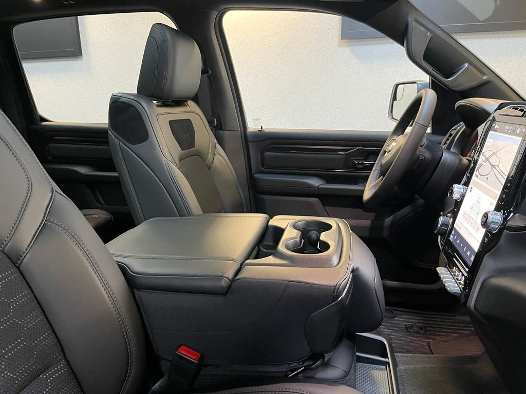 Fahrzeugabbildung Dodge BIGHORN-BUILT TO SERVE-6 SITZE-HEMI 4x4-12"-PANO