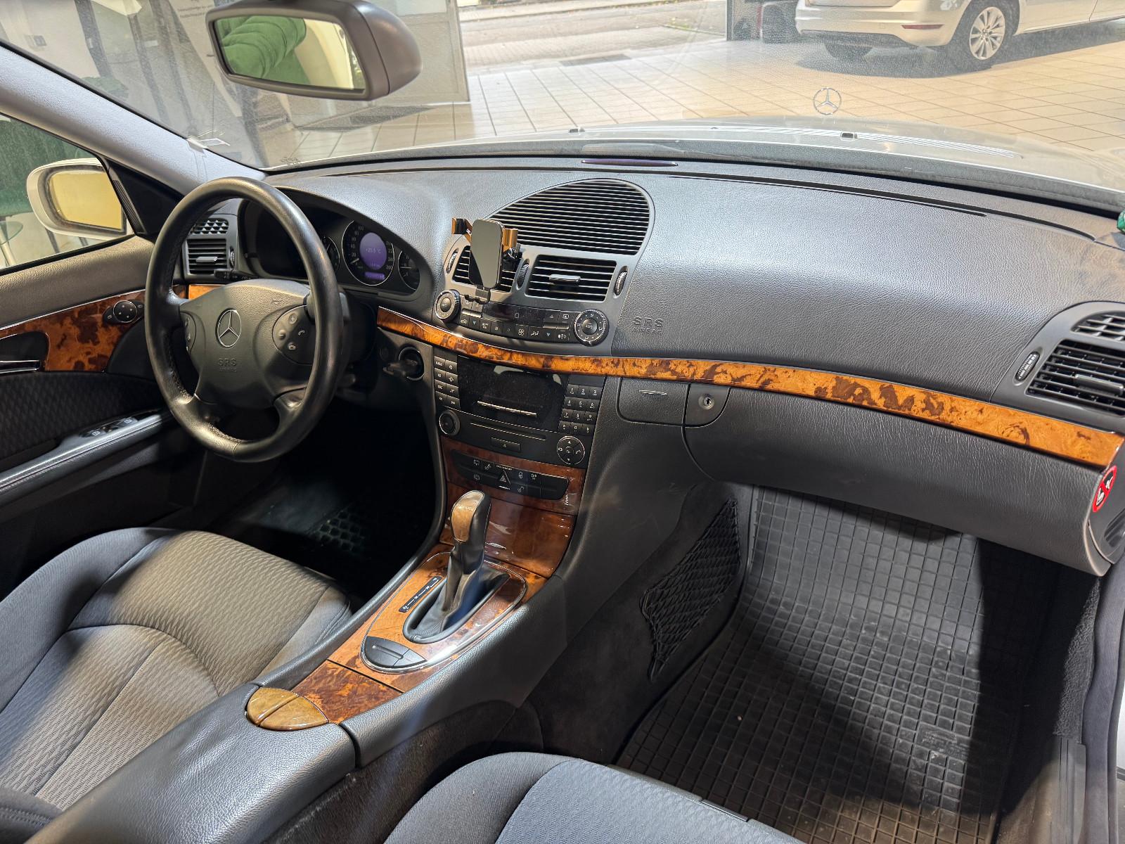 Mercedes-Benz E200 2004 — photo 19