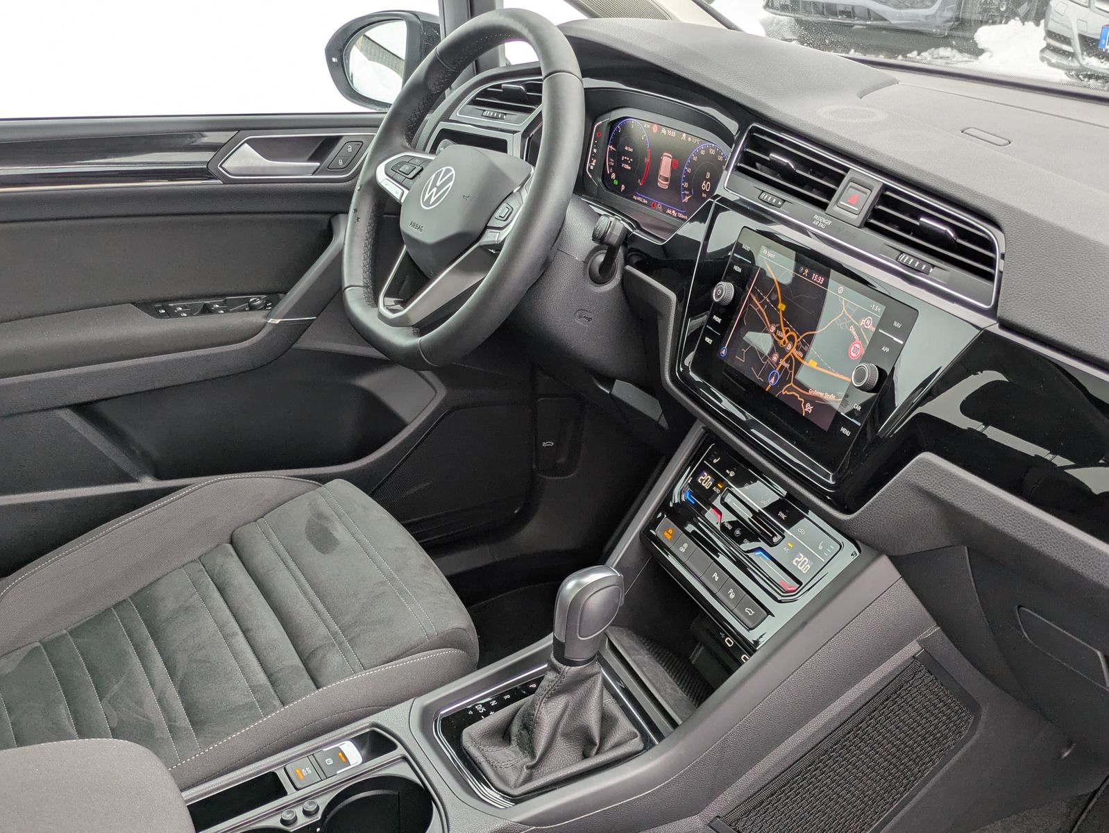 Fahrzeugabbildung Volkswagen Touran 2.0 DSG R-Line High BLACK Pano 7Si IQ AHK