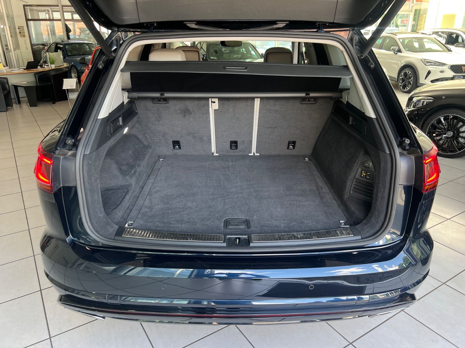 Fahrzeugabbildung Volkswagen Touareg 4.0 V8 Elegance 4Motion R line