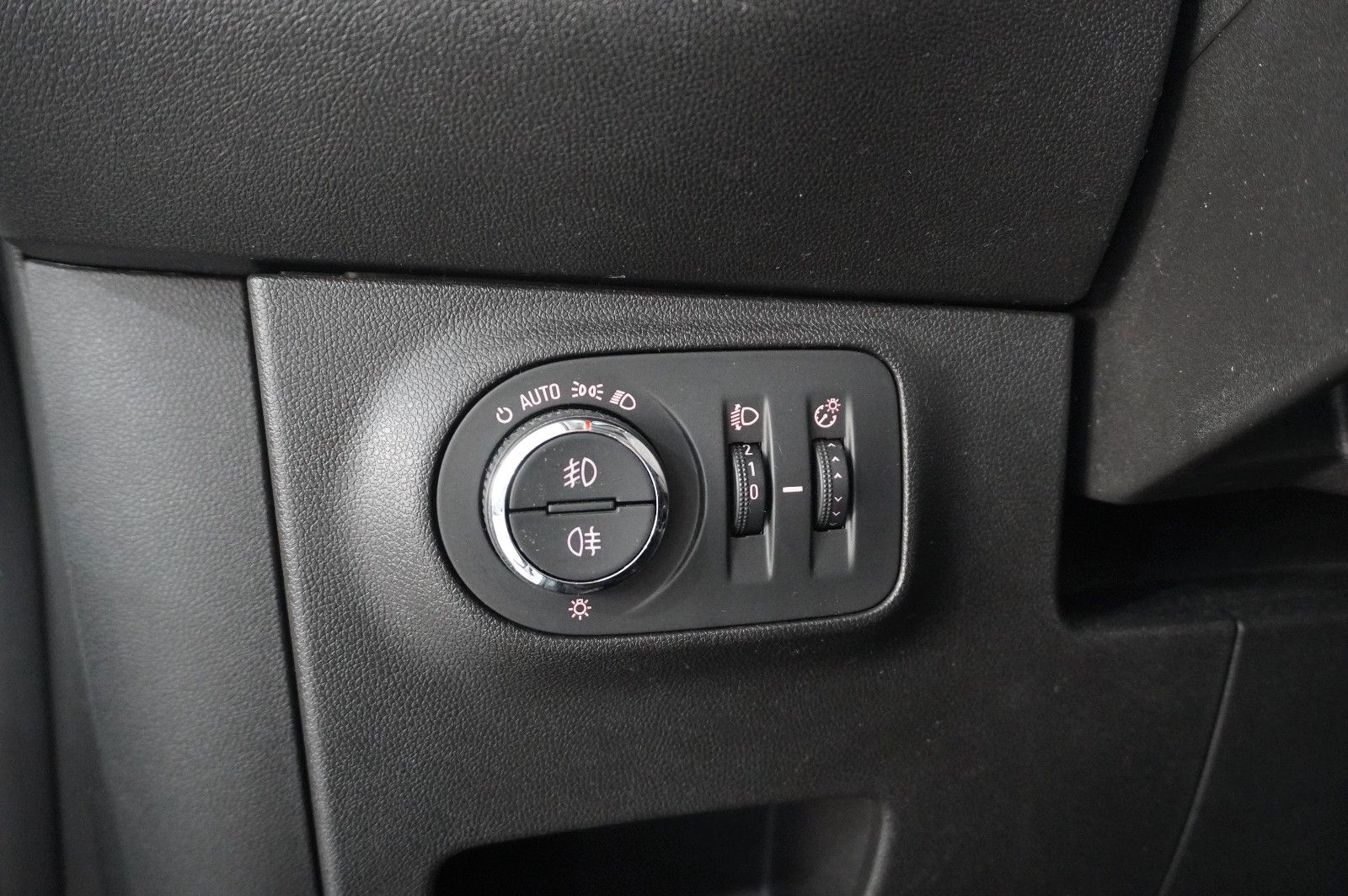 Fahrzeugabbildung Opel Corsa E 1.2 COLOR EDIT. AUTOM. LED/SHZ/SPORT/USB
