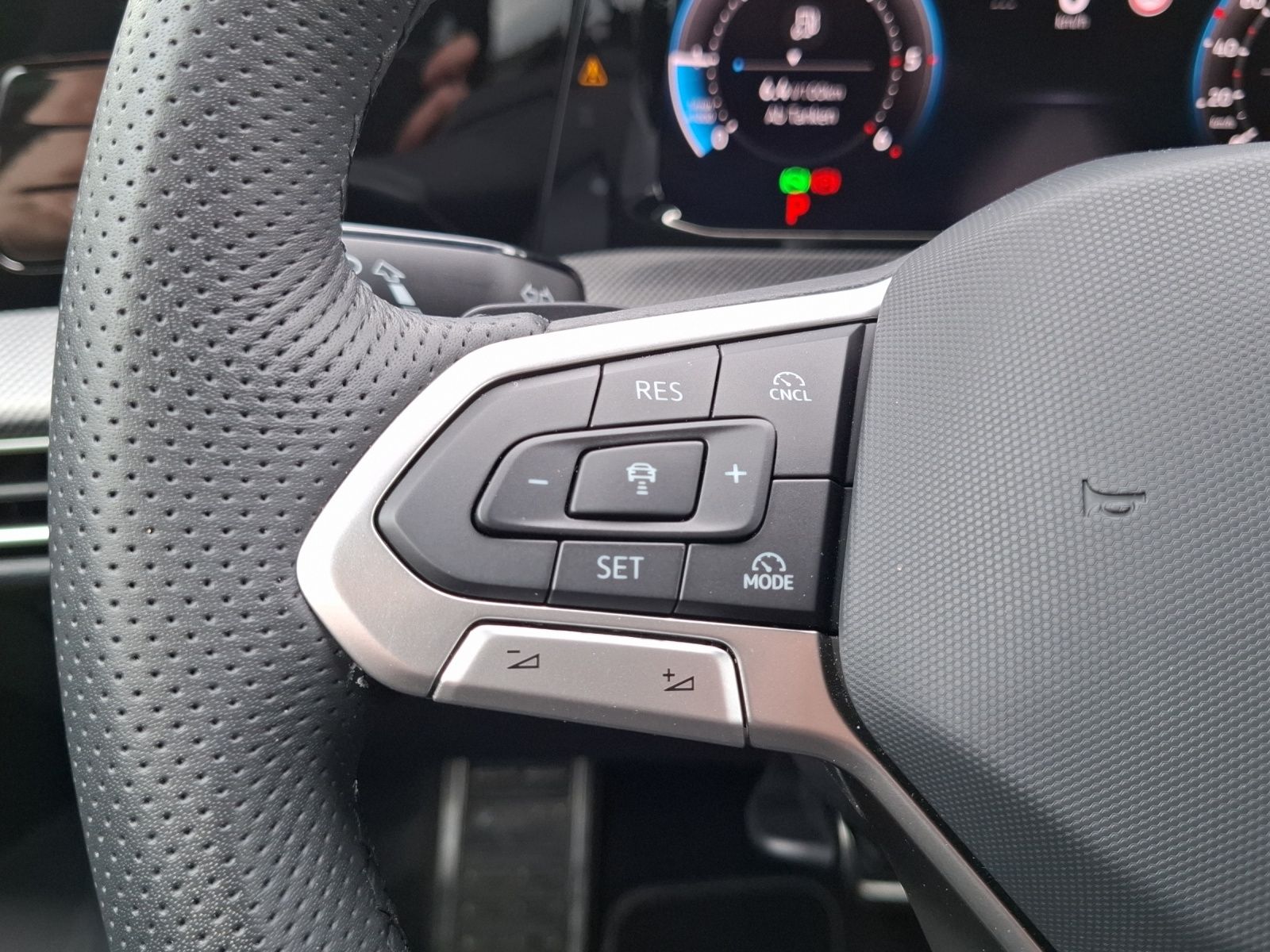 Fahrzeugabbildung Volkswagen Golf VIII Variant TDI R-Line DSG LED Navi AID AC