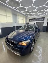 BMW X1 sDrive 18i AUTOMATIK PDC MFL TEMP 1.HAND - BMW X1 aus 2012 mit Benzin-Antrieb: Geländewagen