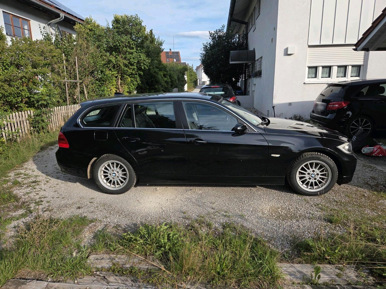 BMW 325 2005 — rear view