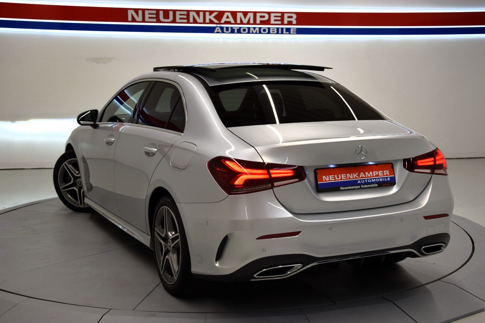 Fahrzeugabbildung Mercedes-Benz A 200d AMG Limousine Pano Alcantara Ambiente PDC