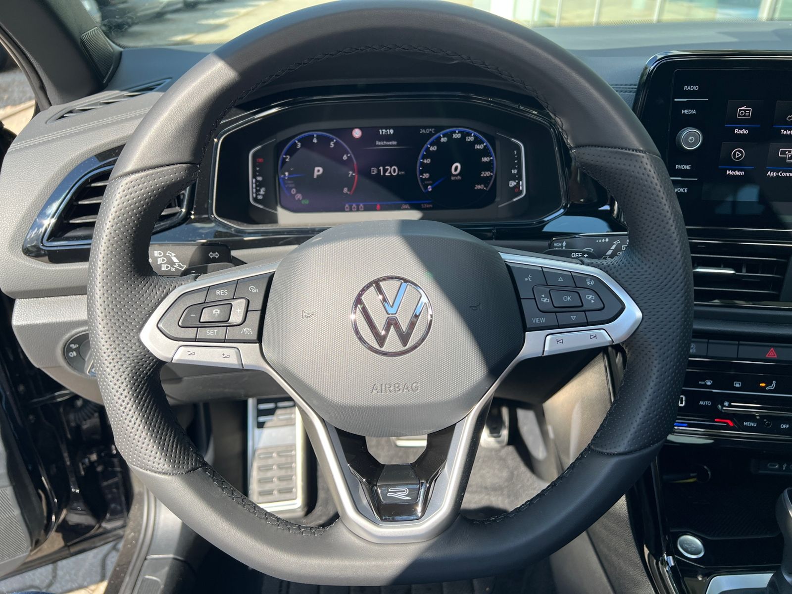 Fahrzeugabbildung Volkswagen T-Roc R-Line 1.5 TSI DSG *AHK, Pano, Black Style
