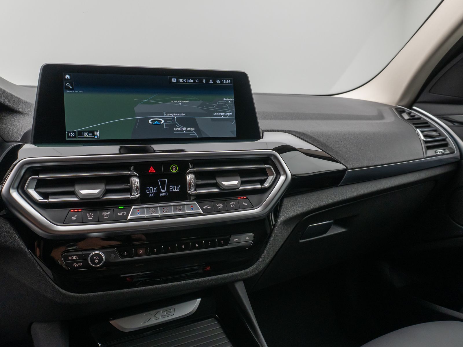 Fahrzeugabbildung BMW X3 xD30e Kamera HUD DAB HiFi AHK Sport 19Zoll