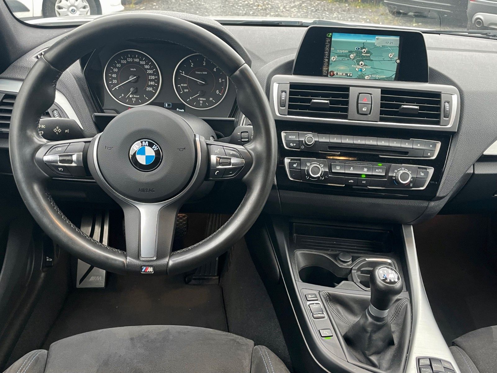 Fahrzeugabbildung BMW 118d 5-Türer M SPORTPAKET Navi LED PDC M SPORTFW