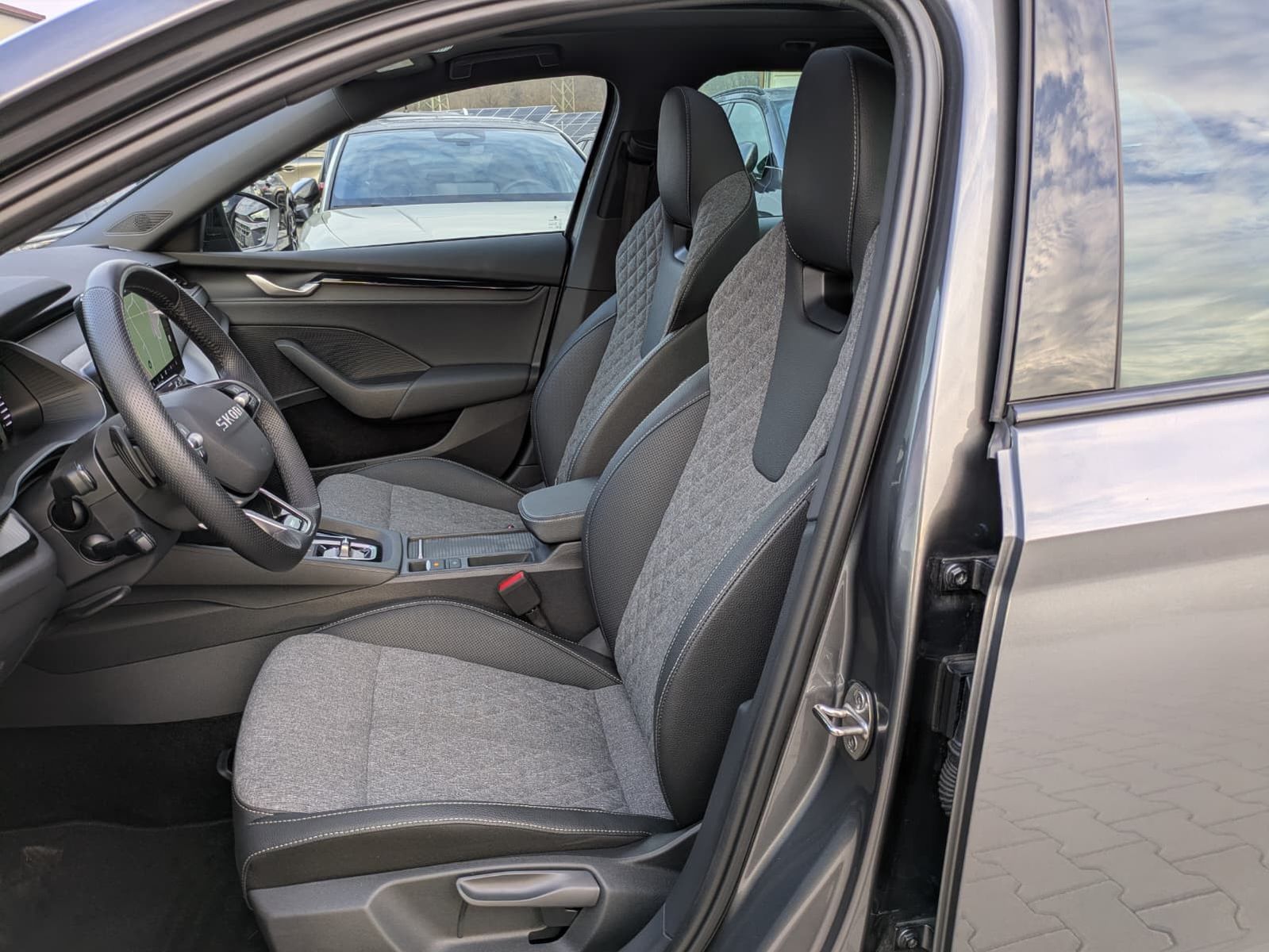 Fahrzeugabbildung SKODA Octavia 1.5 DSG Sportline PANO*MATRIX*AHK*5J.GAR