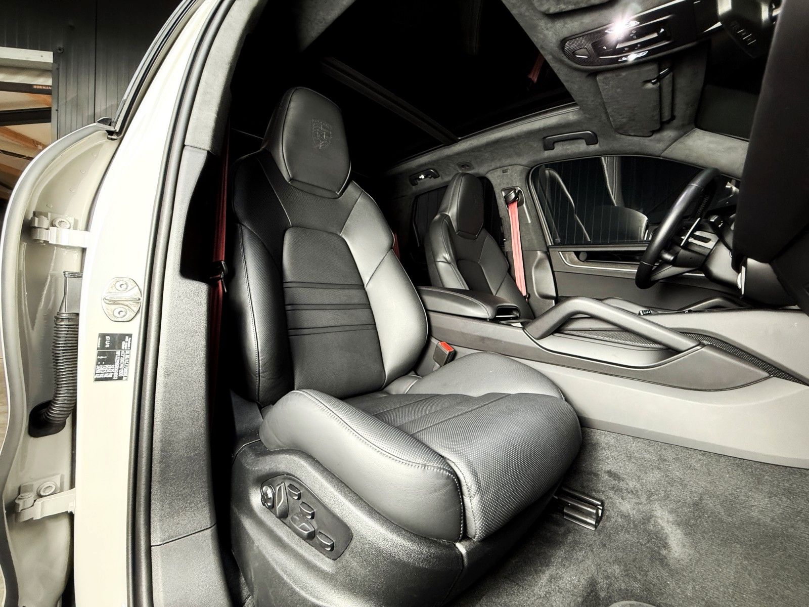 Fahrzeugabbildung Porsche Cayenne E-Hybrid + Vollaust. + Approved +Panoram