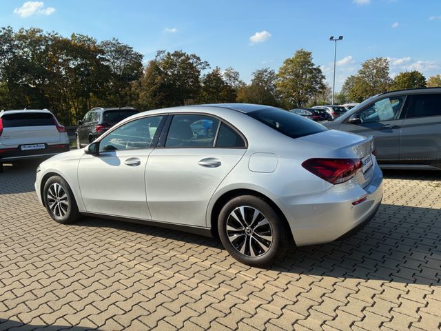 Fahrzeugabbildung Mercedes-Benz A 180 Limousine >NAV/LED/KAM/PDC/SHZ<