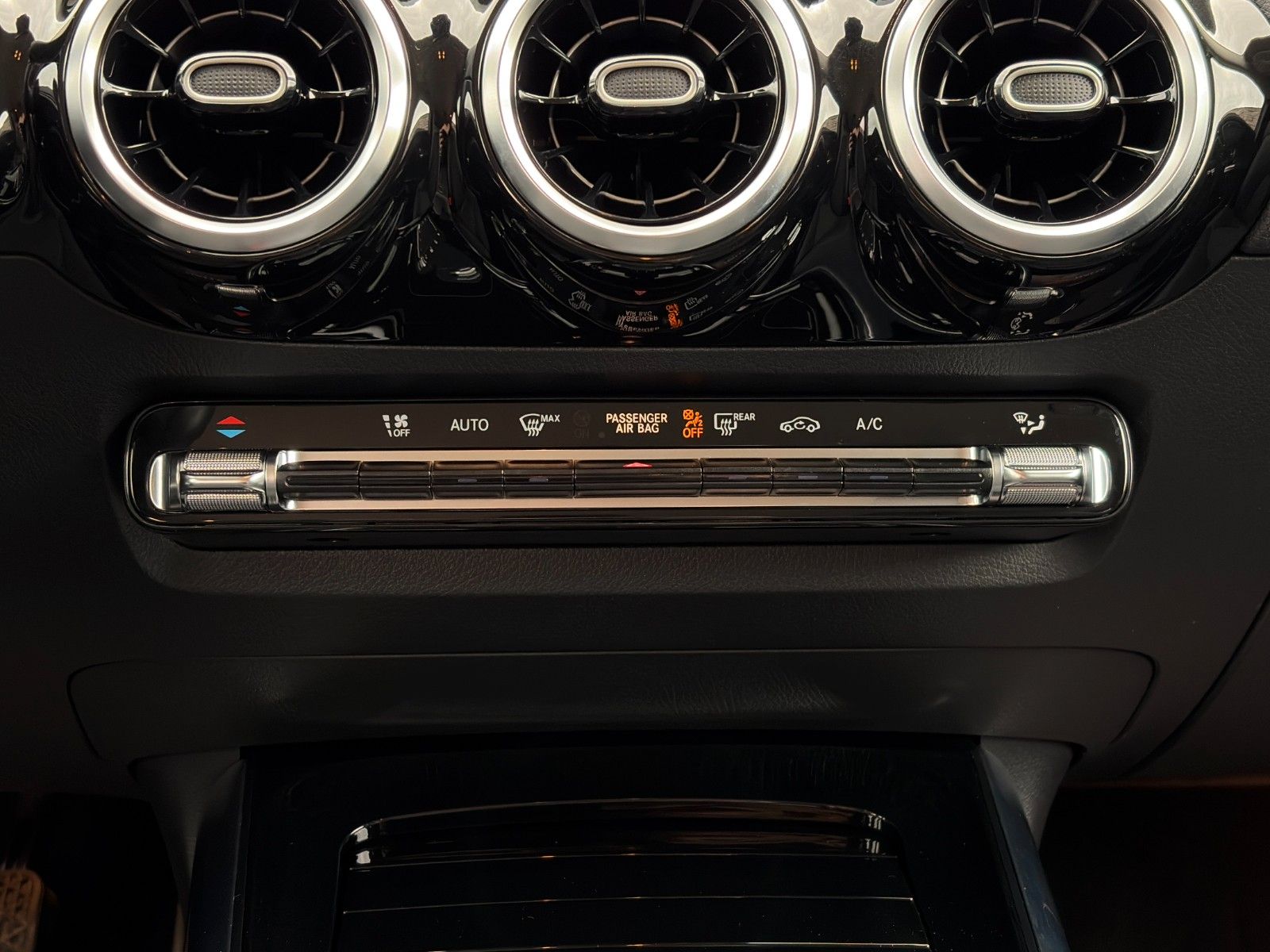 Fahrzeugabbildung Mercedes-Benz GLA 200 7G-DCT Progressive CarPlay Temp CAM AHK