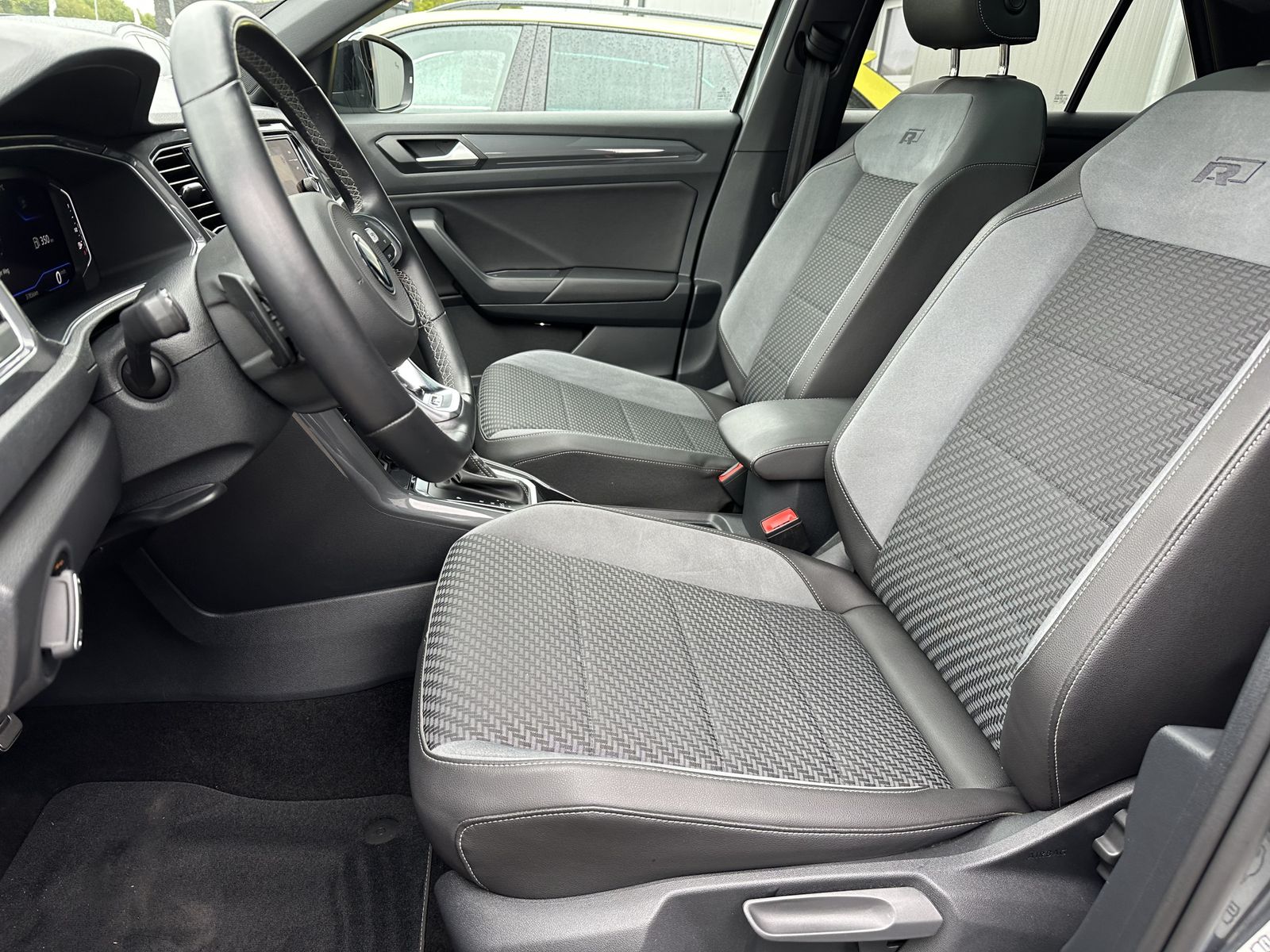Fahrzeugabbildung Volkswagen T-Roc 1.5 TSI DSG R-Line NAV+LED+ACC+KAMERA+PANO