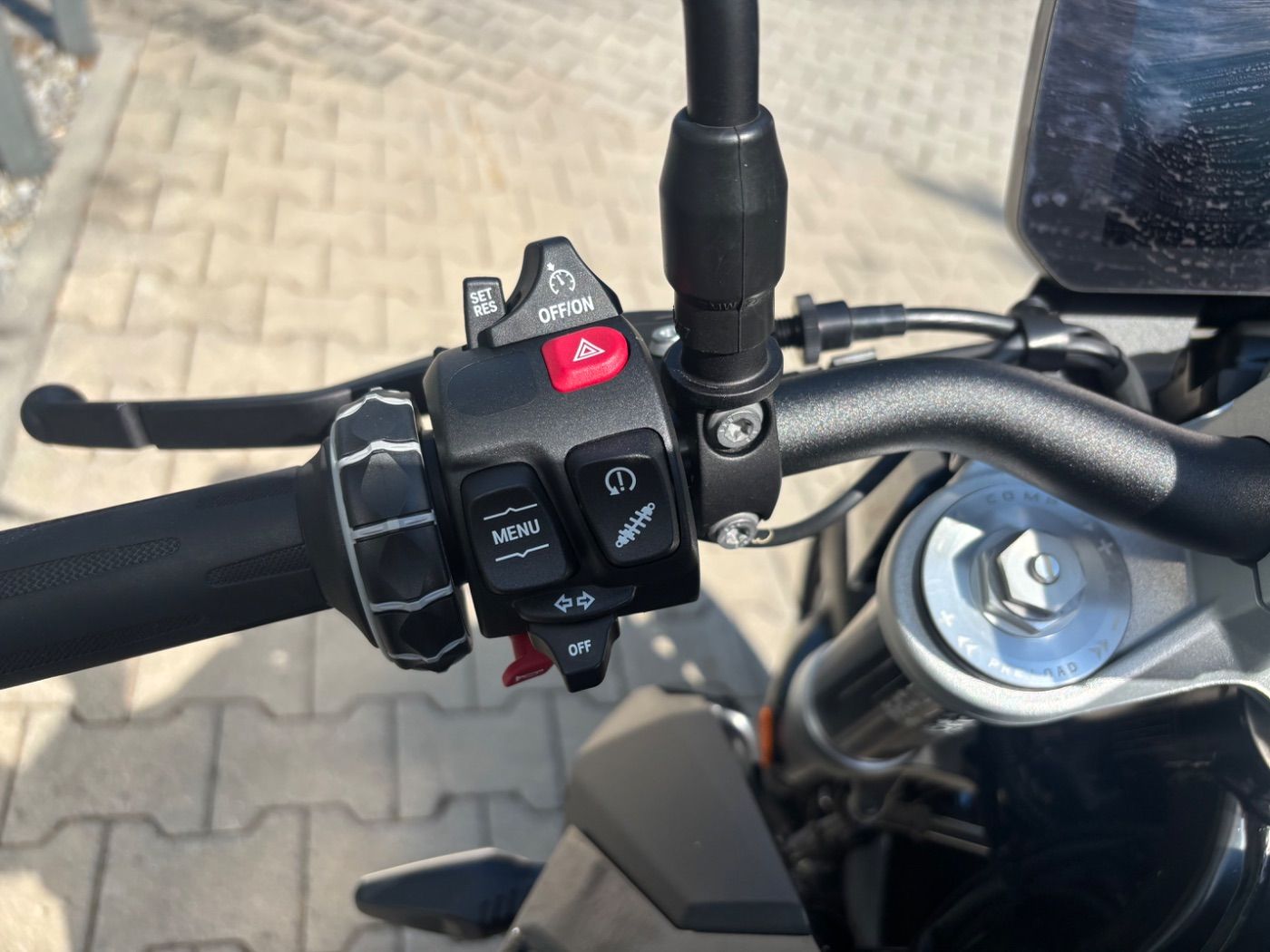Fahrzeugabbildung BMW F 900 R Triple Black 2 Pakete