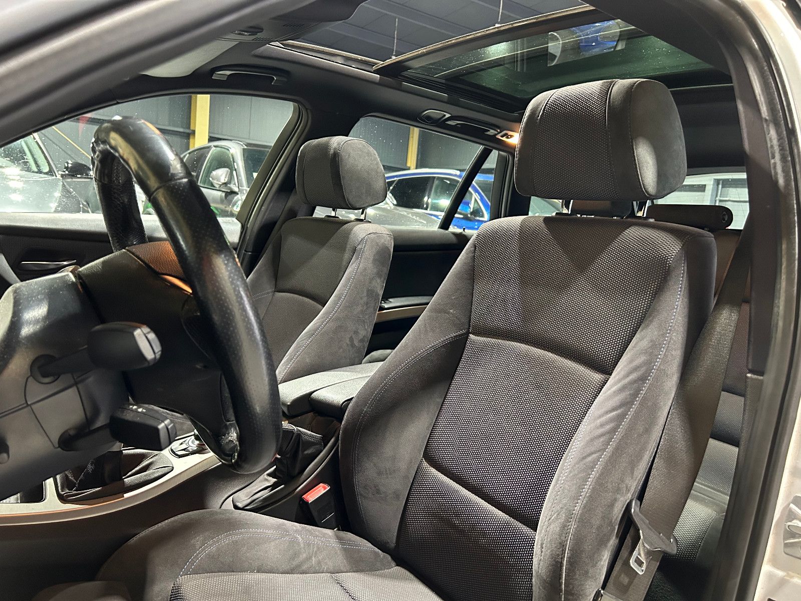 Fahrzeugabbildung BMW 335i xDrive/PANO/ALCANTARA/NAVI/PDC/TEMPOMAT