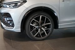 VW Tiguan 1.5 eTSI R-Line | Pano | AHK | 20" VW Tiguan 1.5 eTSI R-Line | Pano | AHK | 20"