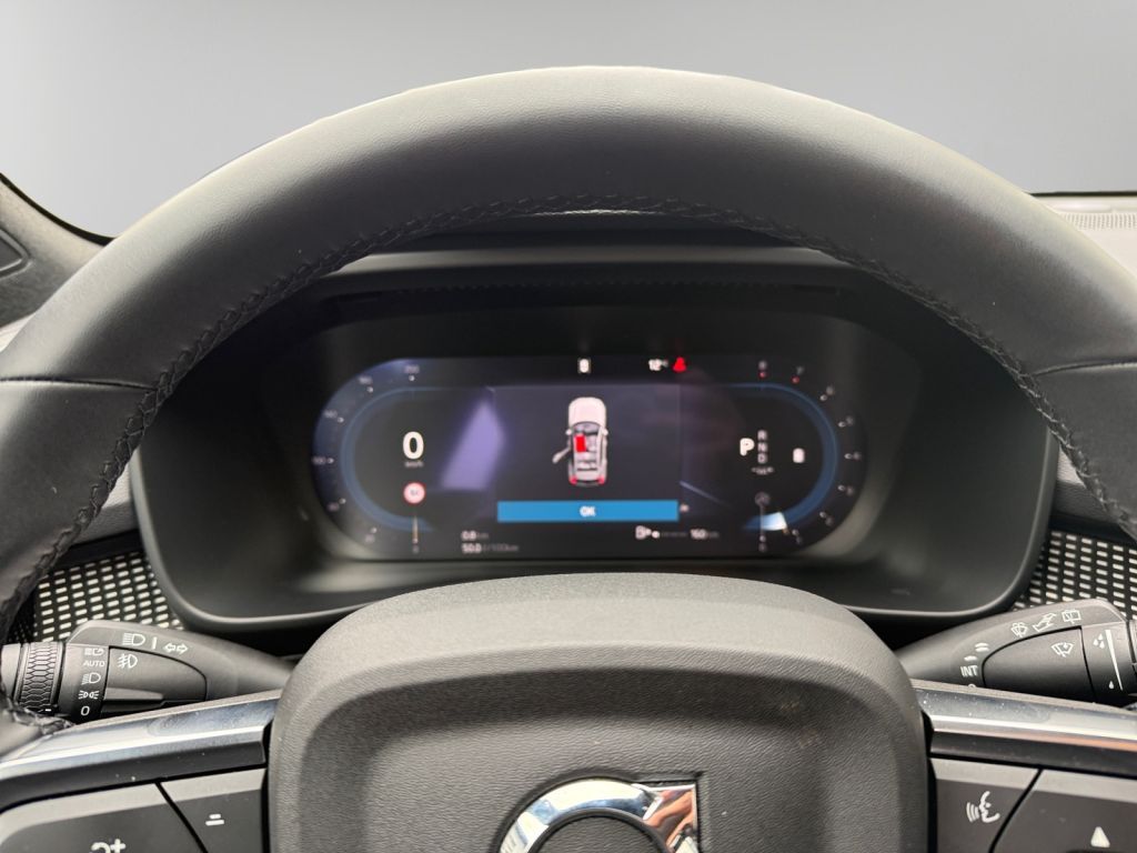 VOLVO XC40 B3 B DKG Plus Dark 360° Notrad getönte Sche VOLVO XC40 B3 B DKG Plus Dark 360° Notrad getönte Sche