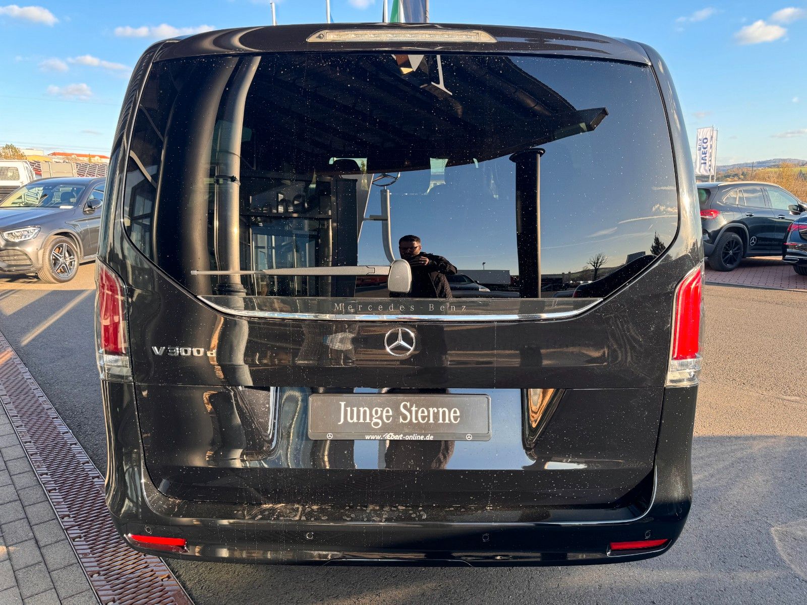 Fahrzeugabbildung Mercedes-Benz V 300 d 4MATIC AVA Extral AHK DISTRONIC Standh